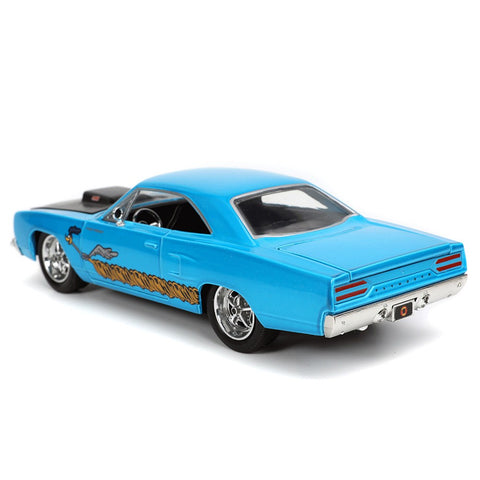 Looney Tunes 1970 Plymouth Roadrunner 1:24 Scale Diecast Model Blue with Wile E Coyote Figure by Jada 32038